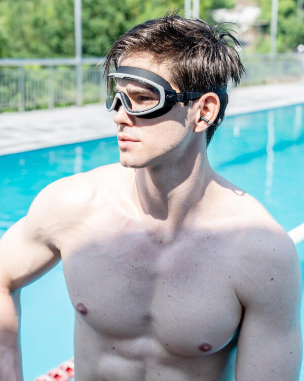 689a4ca64e5d1254e930bceb2753a61a57deb52483cc8715c06b6.jpg Swim Goggles, Wide View Clear View Swimming Goggles for Adult, Anti-Fog UV Protection No Leak Vision Pool Goggles